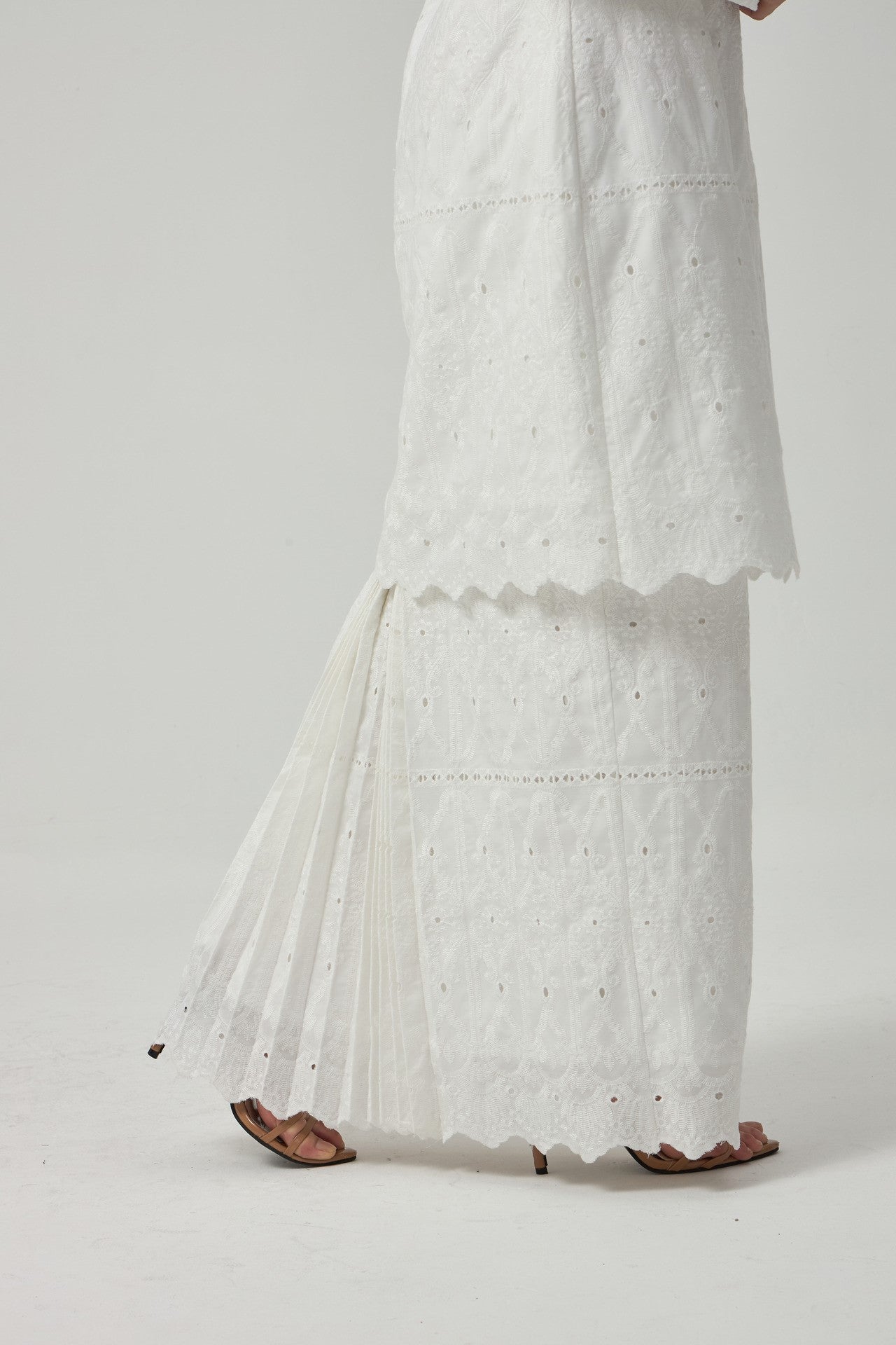 Levin Kurung Modern - White EMANUEL FEMME